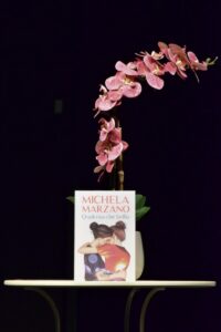 Michela Marzano presenta Qualcosa che brilla